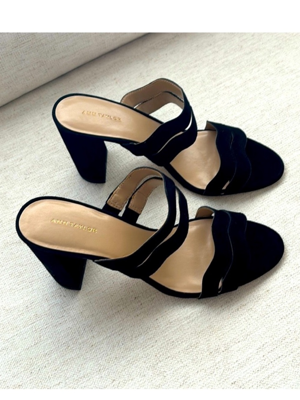 Ann Taylor “Tyler”wavy black suede sandal-like new condition
